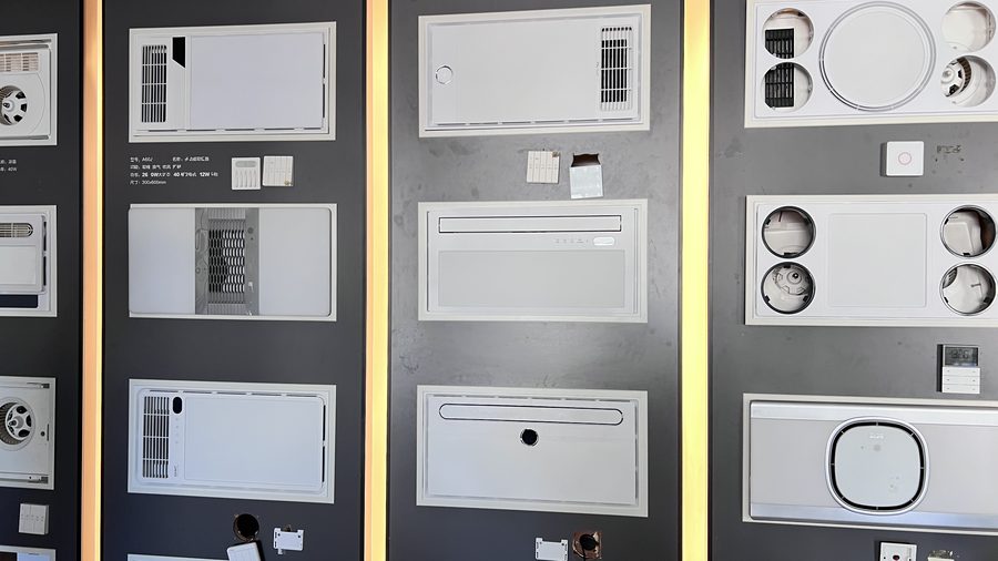 Heater and bathroom heater display wall